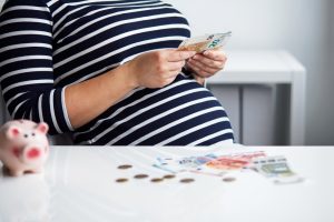 Blogartikel über die Gelder, die Schwangeren vor und nach der Geburt zustehen von Verena Dias